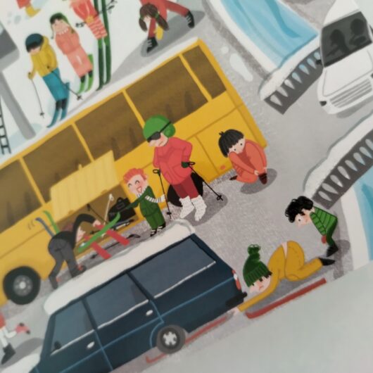 Eine Detailansicht aus dem "Wimmelbuch Österreich" Man sieht darauf Kinder, die Ski aus einem Bus holen und einen Skifahrer, der einen Ski unter einem Auto hervorholt. 