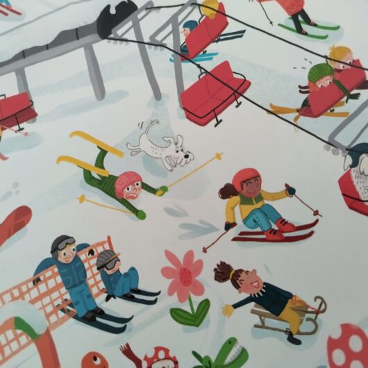 Eine Detailansicht aus dem "Wimmelbuch Österreich" man sieht einen Skifahrer, der stürzt, einen kleinen Hund neben ihm, eine fröhliche Rodlerin, eine schnelle Skifahrerin und Kinder in einem Sessellift. 